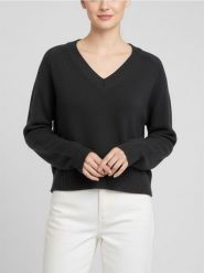 Sweter z dekoltem V - czarny. Czarne swetry nierozpinane damskie Sinsay, l, bez wzorów, bez kołnierzyka, bez ramiączek. Za 49.99 zł.