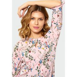 Bluzka z nadrukiem i ozdobnymi falbankami. Bluzki damskie Greenpoint, bez wzorów, z poliesteru, bez kołnierzyka, bez ramiączek. Za 29.99 zł.