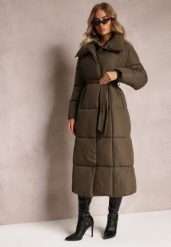 Ciemnozielona Długa Kurtka Pikowana Płaszcz z Paskiem Adellesstta. Zielone płaszcze damskie Renee, l, z aplikacjami, eleganckie, bez kołnierzyka, bez kaptura. Za 269.99 zł.
