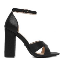 Sandały DeeZee. Czarne sandały damskie DeeZee, bez wzorów, bez obcasa, na słupku, bez zapięcia. Za 139.99 zł.