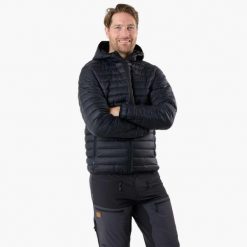 Kurtka outdoor hiking męska Swedemount Lofoten Hood Jacket wiatroszczelna. Czarne kurtki męskie SWEDEMOUNT, m, bez wzorów, z puchu, sportowe, bez kaptura. Za 499.99 zł.