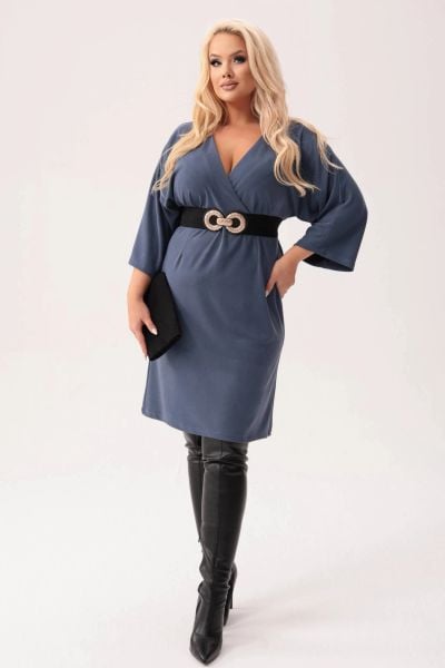 Wiskozowa sukienka Ivette z kopertowym dekoltem w odcieniach jeansu PLUS SIZE XXL JESIEŃ. Sukienki damskie Moda Size Plus Iwanek, do pracy, na jesień, plus size, bez wzorów, z jeansu, biznesowe, bez kołnierzyka, plus size, bez ramiączek, mini, kopertowe. Za 299.90 zł.