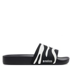 Klapki Melissa. Czarne klapki damskie Melissa, bez wzorów, bez obcasa, bez zapięcia. Za 399.99 zł.