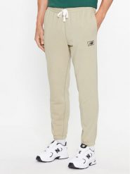 New Balance Spodnie dresowe NB Essentials Sweatpant MP33509 Zielony Regular Fit. Zielone spodnie sportowe męskie New Balance, l, bez wzorów, z bawełny. Za 199.99 zł.
