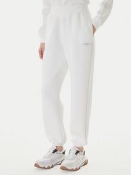 Guess Spodnie dresowe Cecilia V4BB13 K7UW2 Biały Regular Fit. Białe spodnie dresowe damskie Guess, z aplikacjami, z dresówki. Za 234.99 zł.