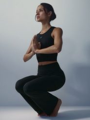 4F Crop top do jogi szybkoschnący damski - czarny M. Czarne koszulki sportowe damskie 4F, l, bez wzorów, z materiału, bez ramiączek, na fitness i siłownię. Za 129.99 zł.
