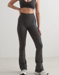 Damskie legginsy bezszwowe rozszerzane, squat proof Shape Seamless ciemnoszare. Szare legginsy damskie Aim'n, bez wzorów, z dzianiny. Za 344.00 zł.