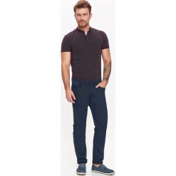 SPODNIE MĘSKIE GŁADKIE Z PIĘCIOMA KIESZENIAMI O KROJU SLIM. Eleganckie spodnie męskie TOP SECRET, bez wzorów, z bawełny. W wyprzedaży za 49.99 zł.