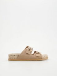 Zamszowe klapki z klamrami - brązowy. Brązowe klapki damskie Reserved, bez wzorów, z zamszu, bez zapięcia. Za 149.99 zł.