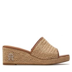 Klapki Tommy Hilfiger. Brązowe klapki damskie Tommy Hilfiger, bez wzorów, bez obcasa, bez zapięcia. Za 261.99 zł.