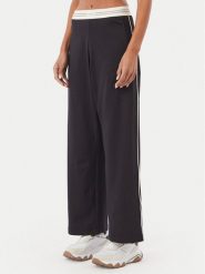 Guess Spodnie dresowe V6BB12 K6333 Czarny Regular Fit. Czarne spodnie dresowe damskie Guess, z aplikacjami, z dresówki. Za 294.99 zł.