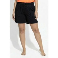 Damskie Spodenki funkcjonalne filtr SPF 50+ elastyczny pas kieszenie bufiaste. Czarne szorty damskie Ulla Popken, bez wzorów, z materiału, sportowe, plus size. Za 199.99 zł.