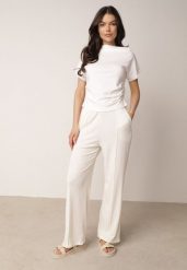 Jasnobeżowe Szerokie Spodnie z Prążkowanej Tkaniny z Wysokim Stanem Sarora. Brązowe spodnie materiałowe damskie Born2be, bez wzorów, z jeansu, z podwyższonym stanem. Za 59.99 zł.