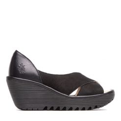 Półbuty Fly London. Czarne półbuty damskie Fly London, bez wzorów, bez obcasa, na koturnie, bez zapięcia. Za 381.99 zł.