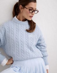 Damski sweter warkoczowy, luźny krój, z okrągłym dekoltem Club niebieski. Niebieskie swetry nierozpinane damskie Aim'n, l, bez wzorów, z bawełny, klasyczne, bez kołnierzyka, bez ramiączek. Za 339.00 zł.