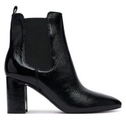 Botki Guess. Czarne botki damskie Guess, z aplikacjami, bez obcasa, na słupku, bez zapięcia. Za 674.99 zł.
