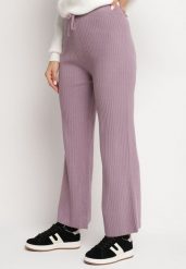 Fioletowe Spodnie z Szerokimi Prążkowanymi Nogawkami Romese. Fioletowe spodnie materiałowe damskie Born2be, bez wzorów, z jeansu, eleganckie. Za 64.99 zł.