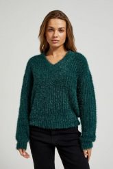 Puszysty sweter z metaliczną nitką zielony. Zielone swetry nierozpinane damskie MOODO, l, bez wzorów, z poliesteru, bez kołnierzyka, bez ramiączek. W wyprzedaży za 59.98 zł.