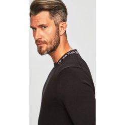 Calvin Klein Jeans - Sweter. Czarne swetry męskie Calvin Klein Jeans, l, bez wzorów, z bawełny, bez kołnierzyka, bez ramiączek. W wyprzedaży za 199.90 zł.
