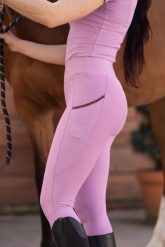 Legginsy jeździeckie z pełnym lejem silikonowym kolor liliowy JD ATTACK. Fioletowe legginsy damskie JD ATTACK, bez wzorów, z elastanu. Za 349.00 zł.