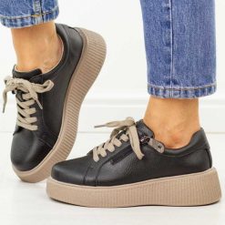 Czarne skórzane sneakersy damskie T.Sokolski J26-301. Czarne obuwie sportowe damskie Sokolski, na jesień, bez wzorów, z dzianiny, z okrągłym noskiem, bez zapięcia, trekkingowe. Za 269.00 zł.