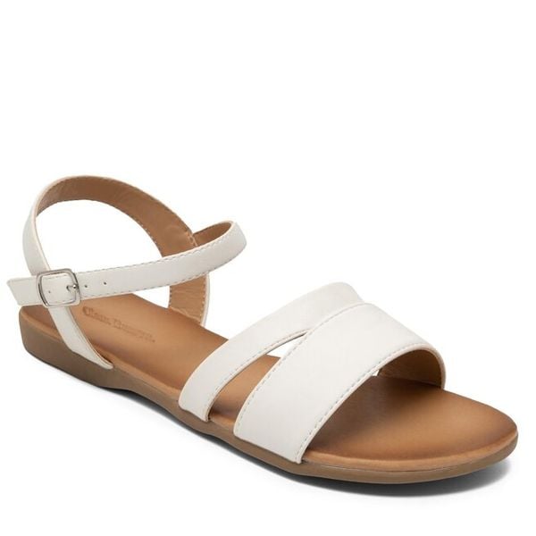 Sandały Clara Barson. Białe sandały damskie Clara Barson, bez wzorów, bez obcasa, na płaskiej podeszwie, bez zapięcia. Za 79.99 zł.