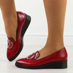 Bordowe półbuty damskie na koturnie Potocki 12022. Czerwone półbuty damskie POTOCKI, na jesień, z aplikacjami, ze skóry, eleganckie, bez obcasa, na koturnie, bez zapięcia. Za 149.00 zł.