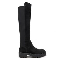 Kozaki Guess. Czarne kozaki damskie Guess, z aplikacjami, bez obcasa, na płaskiej podeszwie, bez zapięcia. Za 1,249.00 zł.