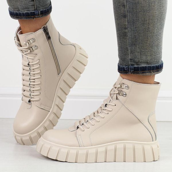 Beżowe skórzane botki damskie na platformie Filippo Dbt6312/25. Brązowe botki damskie Filippo, na jesień, bez wzorów, ze skóry, biznesowe, z okrągłym noskiem, bez obcasa, na platformie, bez zapięcia. Za 289.00 zł.