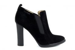 Botki Calvin Klein Jalene Black, Czarny, Skóra naturalna - 40. Czarne botki damskie Calvin Klein, z aplikacjami, ze skóry, klasyczne, bez obcasa, na słupku, bez zapięcia. W wyprzedaży za 479.00 zł.