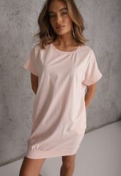 Jasnoróżowa T-shirtowa Sukienka Pudełkowa z Elastycznej Bawełny Ellensa. Czerwone sukienki damskie Renee, l, bez wzorów, z bawełny, wakacyjne, bez kołnierzyka, bez ramiączek, mini. Za 49.99 zł.