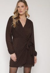 Brązowa Kopertowa Sukienka Zdobiona Cyrkoniami i Drapowaniem Idiselle. Brązowe sukienki damskie Born2be, do pracy, s, z aplikacjami, z poliesteru, biznesowe, bez kołnierzyka, bez ramiączek, kopertowe. Za 149.99 zł.