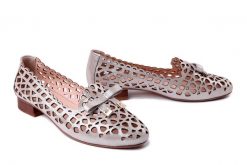 BOCCATO 010.3939 29 srebrny, półbuty damskie. Szare półbuty damskie Boccato, na lato, w ażurowe wzory, ze skóry, bez obcasa, na obcasie, bez zapięcia. Za 288.91 zł.