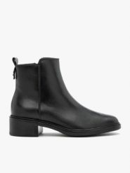 Czarne botki ze skóry licowej. Czarne botki damskie Ryłko, bez wzorów, ze skóry, klasyczne, bez obcasa, na obcasie, bez zapięcia. W wyprzedaży za 449.99 zł.