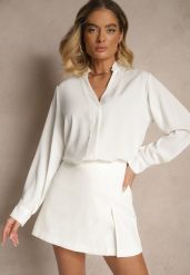 Biała Bluzka z Dekoltem w Kształcie Litery V Zdobionym Falbanką Davissia. Białe bluzki damskie Renee, z aplikacjami, z jeansu, eleganckie, bez kołnierzyka, bez ramiączek. Za 49.99 zł.