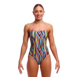 Damski strój kąpielowy Funkita Curl Curl Single Strap. Stroje kąpielowe damskie Funkita, bez wzorów, z poliesteru. Za 259.00 zł.