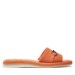 Klapki Caprice. Brązowe klapki damskie Caprice, bez wzorów, bez obcasa, bez zapięcia. Za 399.99 zł.
