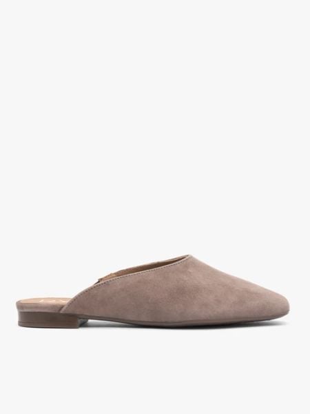 Szare klapki mule. Szare klapki damskie Ryłko, bez wzorów, ze skóry, bez obcasa, na płaskiej podeszwie, bez zapięcia. Za 329.99 zł.
