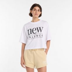 Koszulka damska New Balance WT61V5OPWT – biała. Białe bluzki damskie New Balance, l, bez wzorów, z bawełny, bez kołnierzyka, bez ramiączek. Za 149.99 zł.
