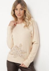 Beżowy Sweter Ozdobiony Cekinami Koralikami i Cyrkoniami w Kształcie Kwiatka Romiella. Brązowe swetry nierozpinane damskie Born2be, s, z aplikacjami, z jeansu, eleganckie, bez kołnierzyka, bez ramiączek. Za 84.99 zł.