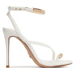 Klapki Steve Madden. Białe klapki damskie Steve Madden, bez wzorów, bez obcasa, bez zapięcia. Za 559.99 zł.