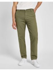 LEE MĘSKIE SPODNIE MATERIAŁOWE RELAXED WORKWEAR CHINO MERCANTIL GREEN 112355786 L78K008526. Zielone eleganckie spodnie męskie Lee, bez wzorów, z materiału. Za 229.99 zł.