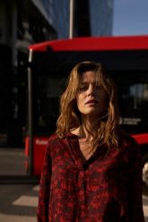 Koszula w kwiaty burgundowa. Czerwone koszule damskie MOODO, l, bez wzorów, z poliamidu, bez kołnierzyka, bez ramiączek. Za 119.99 zł.