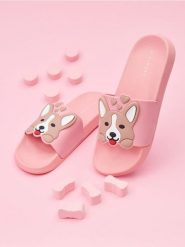 Klapki - różowy. Czerwone klapki damskie Sinsay, bez wzorów, bez obcasa, bez zapięcia. W wyprzedaży za 35.99 zł.