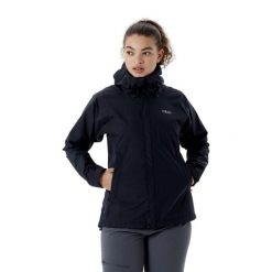 Kurtka przeciwdeszczowa damska Rab Downpour Eco Jacket z kapturem. Czarne kurtki sportowe damskie RAB, bez wzorów, bez ramiączek, z kapturem, trekkingowe. Za 533.48 zł.
