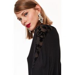 BLUZKA Z KORONKĄ NA RAMIONACH. Czarne bluzki damskie TOP SECRET, bez wzorów, z dzianiny, eleganckie, bez kołnierzyka, bez ramiączek. W wyprzedaży za 29.99 zł.
