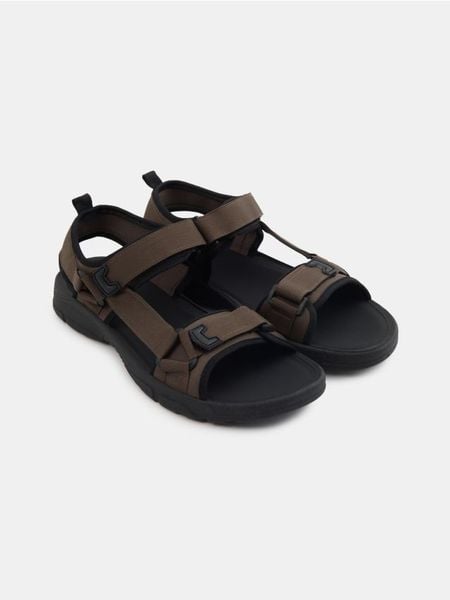 Sandały - brązowy. Brązowe sandały męskie Sinsay, bez wzorów, bez zapięcia. Za 49.99 zł.