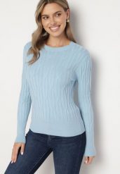 Jasnoniebieski Sweter z Wiskozą Ozdobiony Tłoczeniem Savinia. Niebieskie swetry nierozpinane damskie Born2be, bez wzorów, z jeansu, biznesowe, bez kołnierzyka, bez ramiączek. Za 99.99 zł.