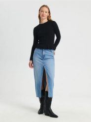 Sweter w prążki - czarny. Czarne swetry nierozpinane damskie Sinsay, l, bez wzorów, z dzianiny, bez kołnierzyka, bez ramiączek. Za 69.99 zł.
