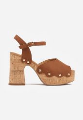 Brązowe Boho Sandały VICES na Platformie i Słupku z Nitami i Imitacją Korka Alanesa. Brązowe sandały damskie Born2be, z aplikacjami, bez obcasa, na obcasie, bez zapięcia. Za 139.99 zł.